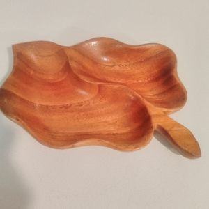 Wood leaf shaped dish
